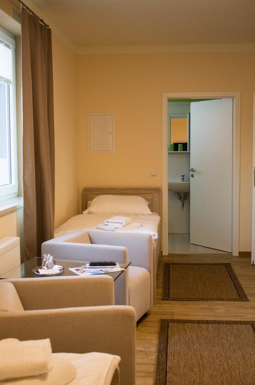Dreibettzimmer mit Gartenblick